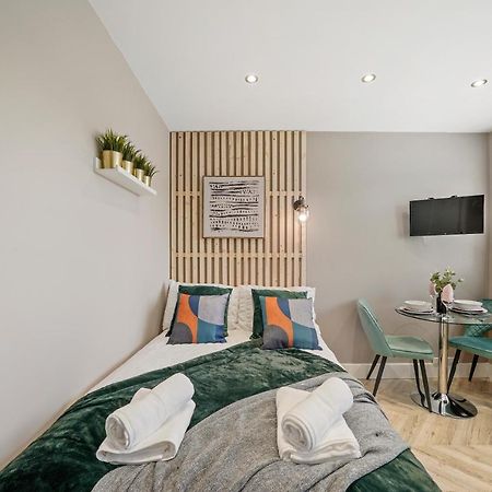 Cosy Heathrow Studios - Parking - Garden Лондон Екстер'єр фото