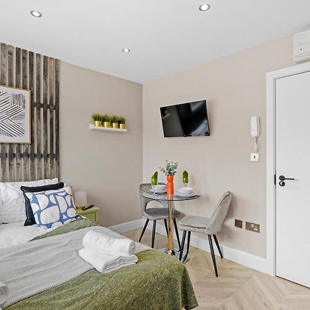 Cosy Heathrow Studios - Parking - Garden Лондон Екстер'єр фото