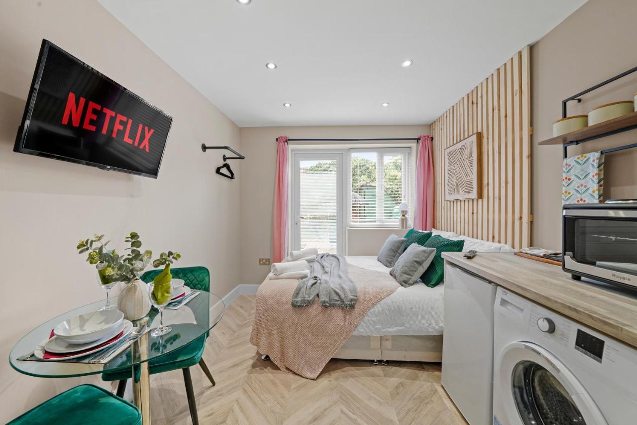 Cosy Heathrow Studios - Parking - Garden Лондон Екстер'єр фото