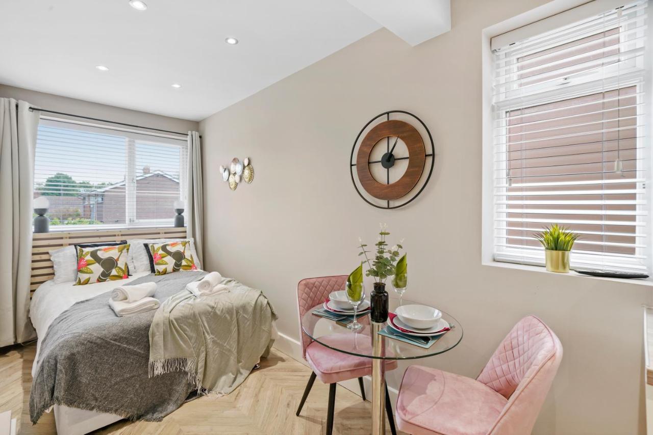 Cosy Heathrow Studios - Parking - Garden Лондон Екстер'єр фото