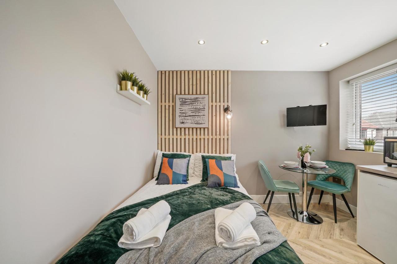 Cosy Heathrow Studios - Parking - Garden Лондон Екстер'єр фото