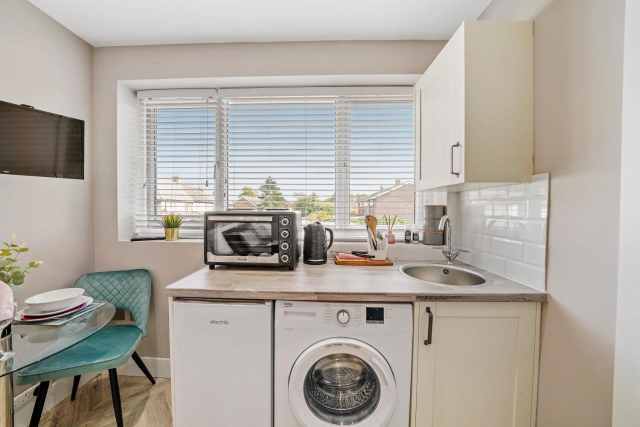 Cosy Heathrow Studios - Parking - Garden Лондон Екстер'єр фото