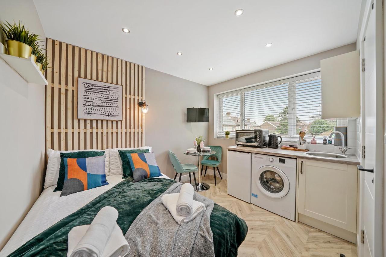 Cosy Heathrow Studios - Parking - Garden Лондон Екстер'єр фото