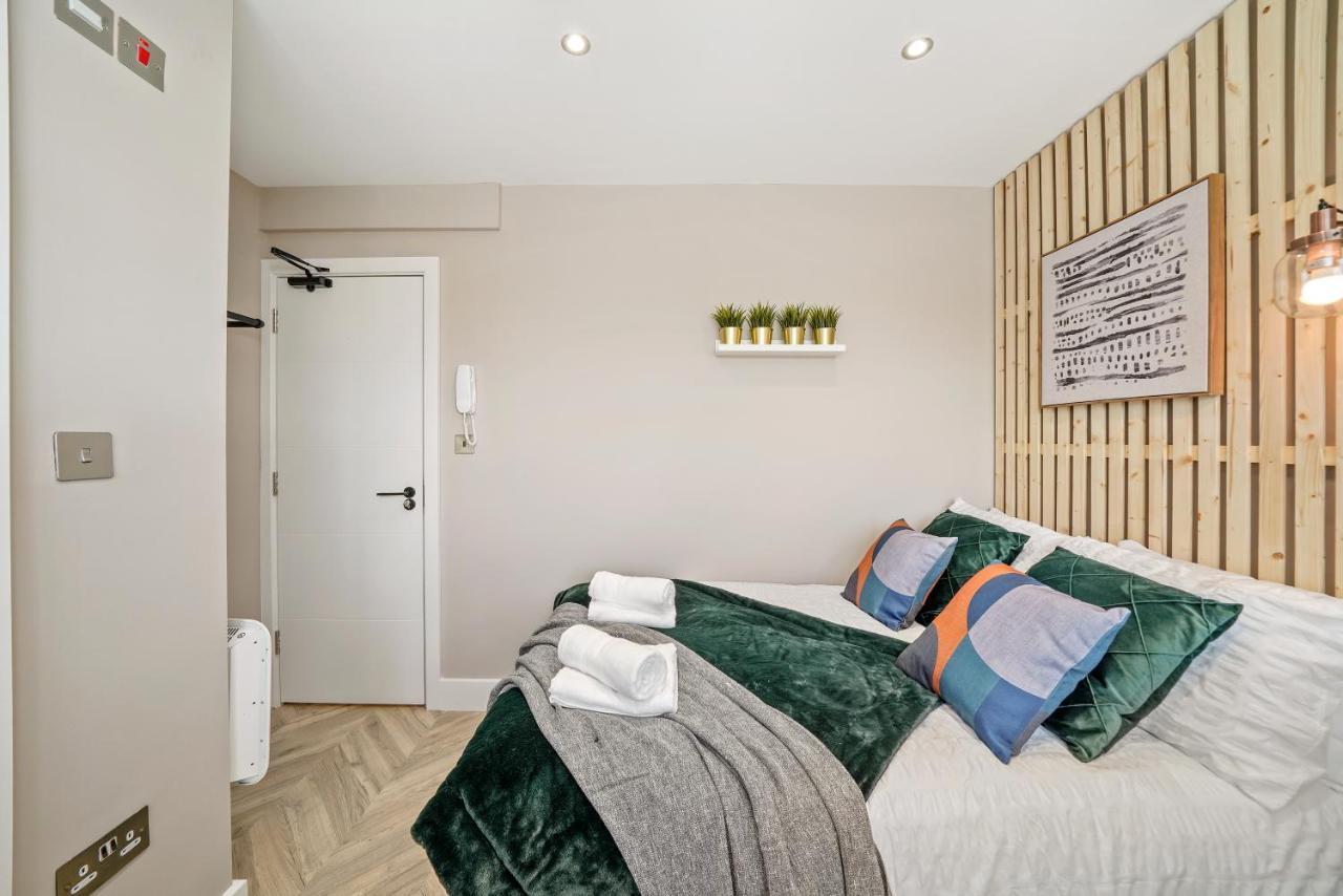 Cosy Heathrow Studios - Parking - Garden Лондон Екстер'єр фото