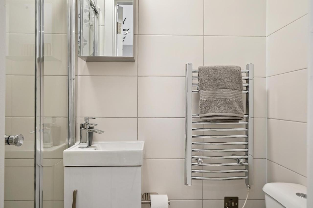 Cosy Heathrow Studios - Parking - Garden Лондон Екстер'єр фото