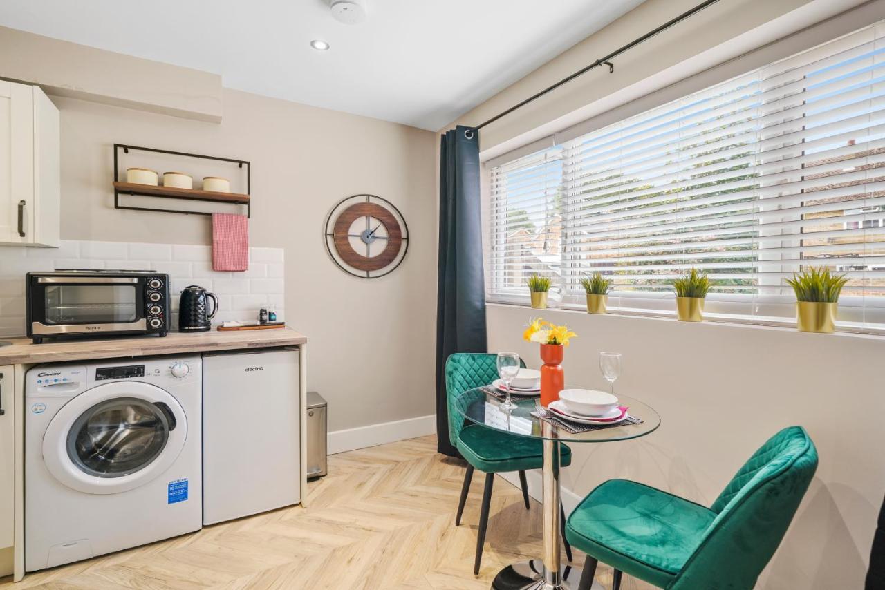 Cosy Heathrow Studios - Parking - Garden Лондон Екстер'єр фото