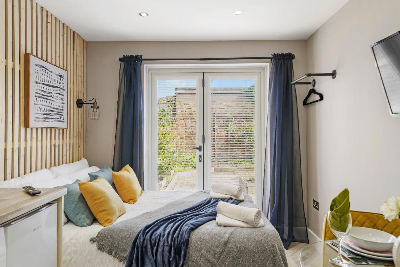 Cosy Heathrow Studios - Parking - Garden Лондон Екстер'єр фото