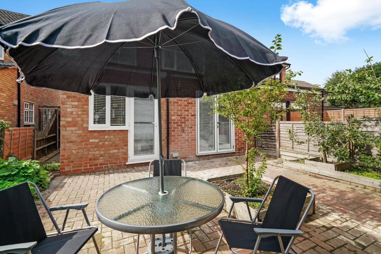 Cosy Heathrow Studios - Parking - Garden Лондон Екстер'єр фото