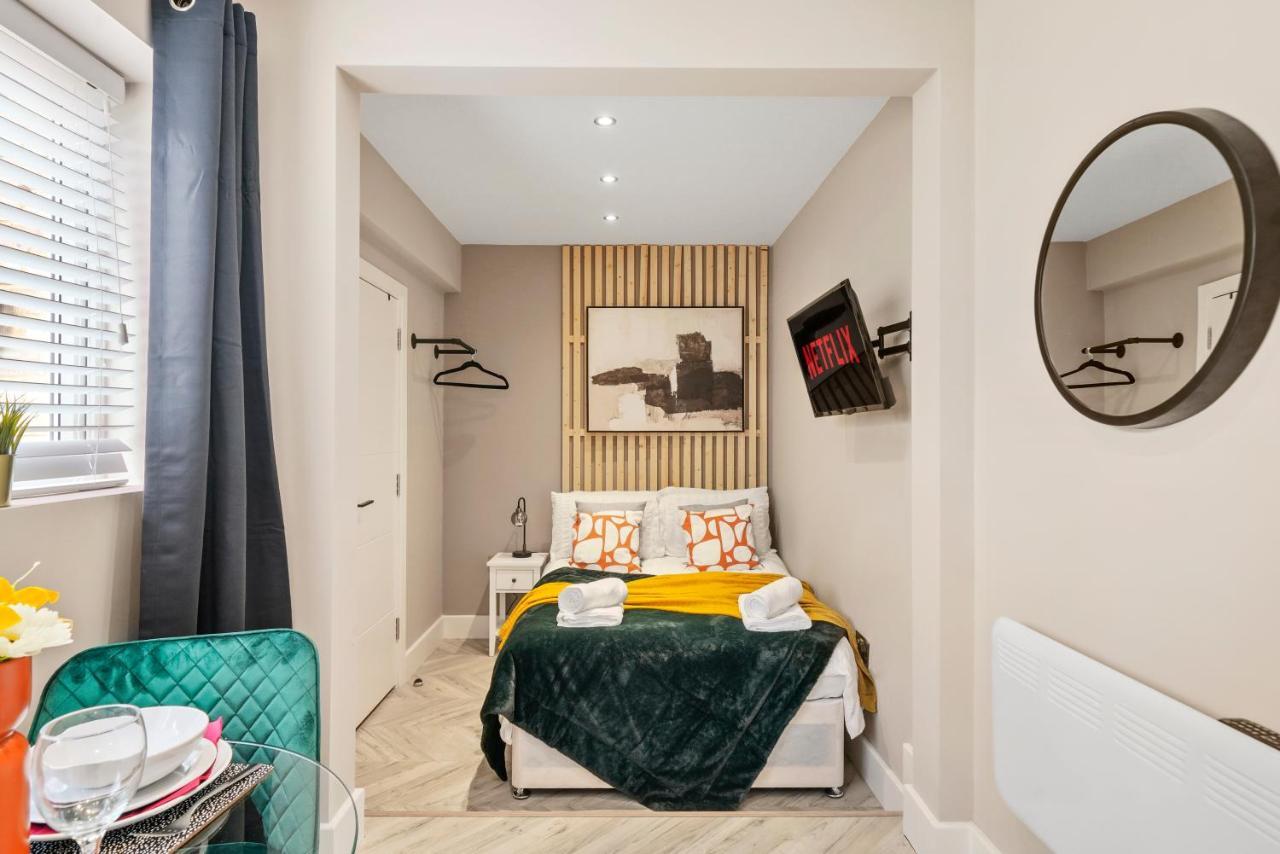 Cosy Heathrow Studios - Parking - Garden Лондон Екстер'єр фото