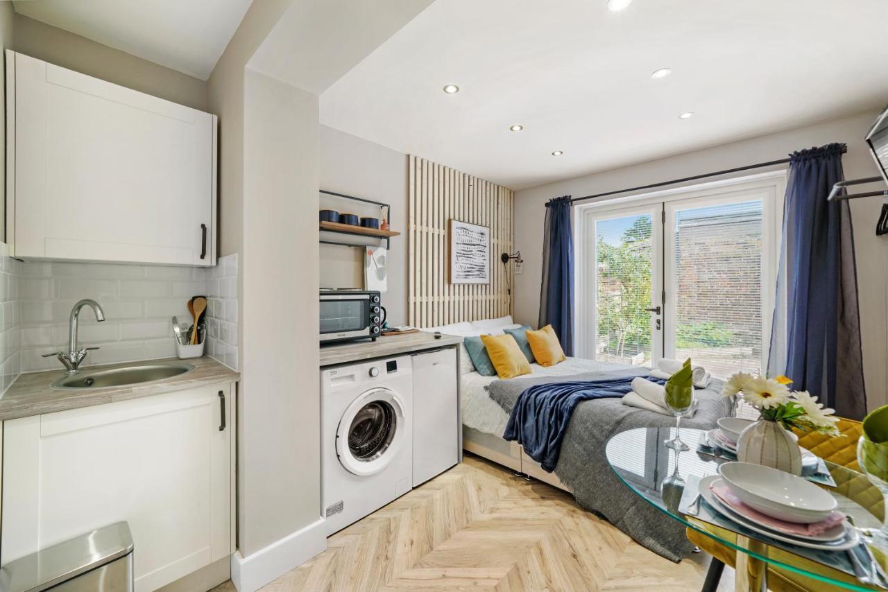 Cosy Heathrow Studios - Parking - Garden Лондон Екстер'єр фото