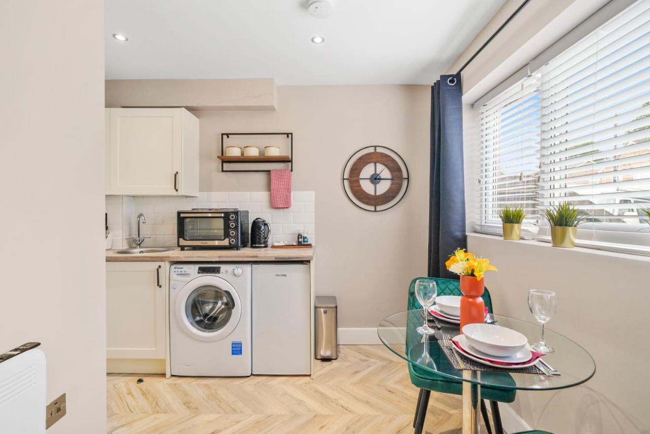 Cosy Heathrow Studios - Parking - Garden Лондон Екстер'єр фото