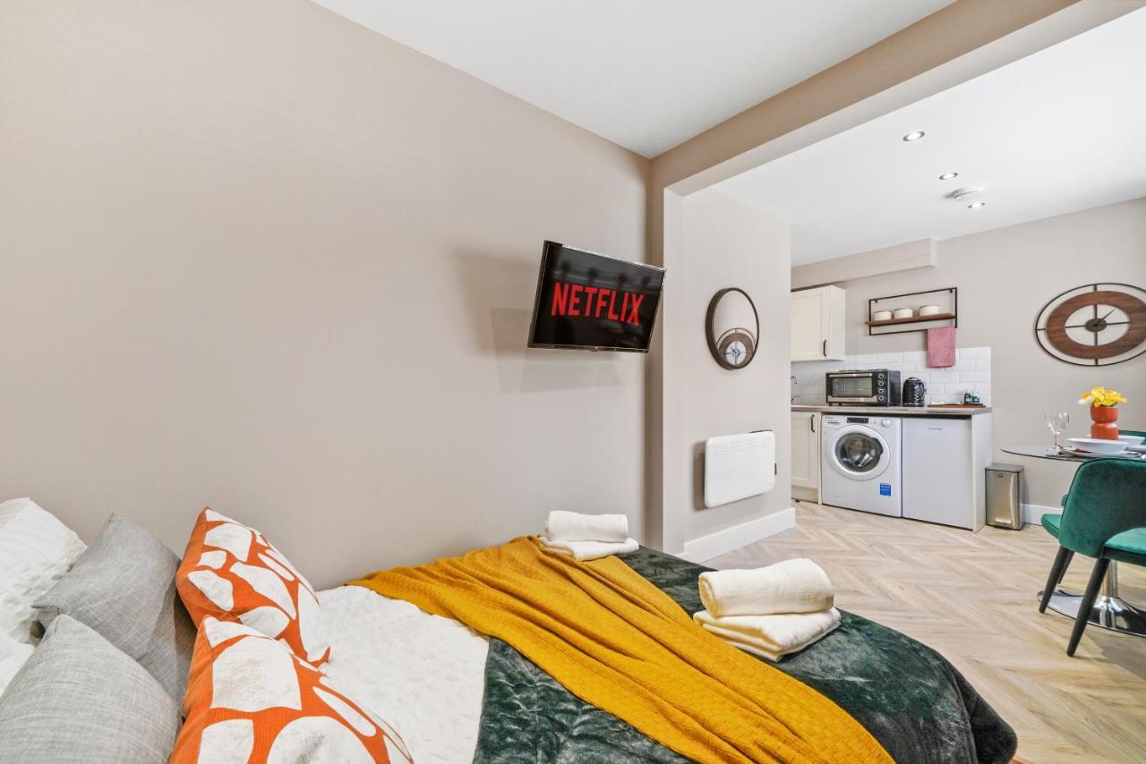 Cosy Heathrow Studios - Parking - Garden Лондон Екстер'єр фото