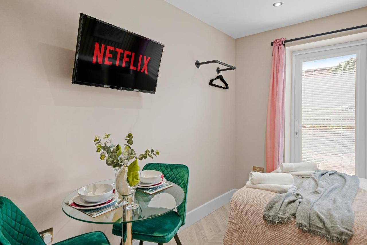 Cosy Heathrow Studios - Parking - Garden Лондон Екстер'єр фото