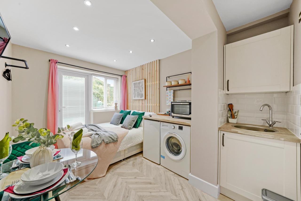Cosy Heathrow Studios - Parking - Garden Лондон Екстер'єр фото