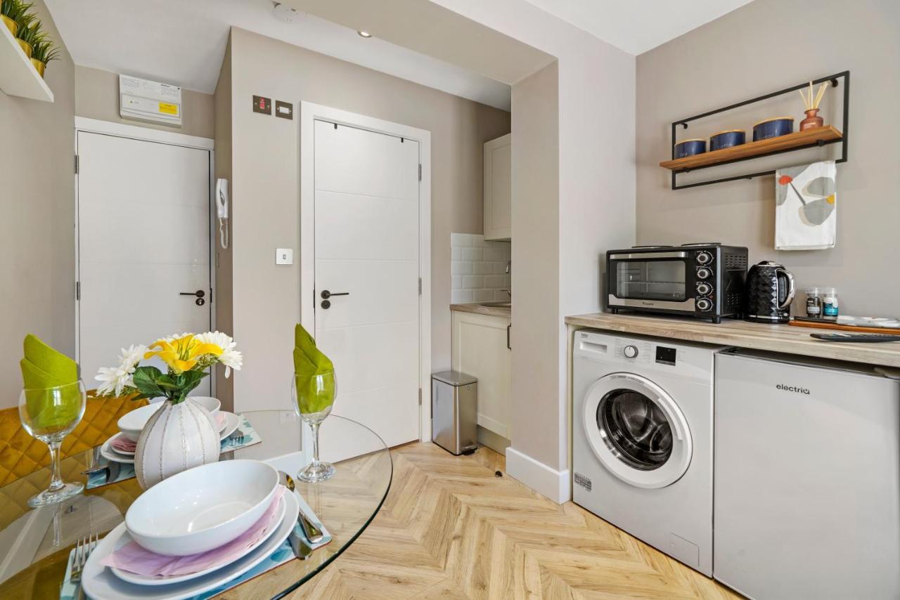 Cosy Heathrow Studios - Parking - Garden Лондон Екстер'єр фото