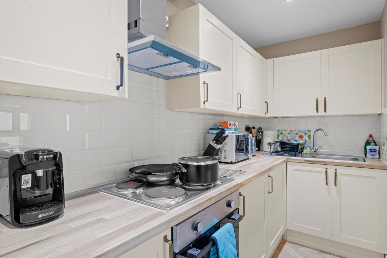 Cosy Heathrow Studios - Parking - Garden Лондон Екстер'єр фото