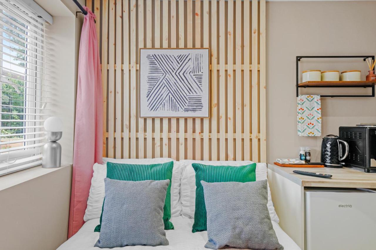 Cosy Heathrow Studios - Parking - Garden Лондон Екстер'єр фото