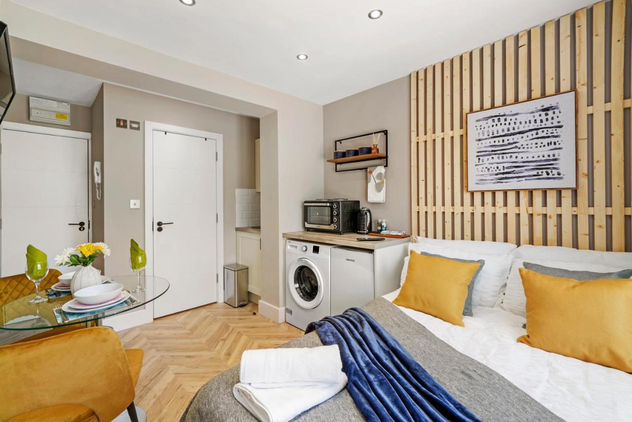 Cosy Heathrow Studios - Parking - Garden Лондон Екстер'єр фото