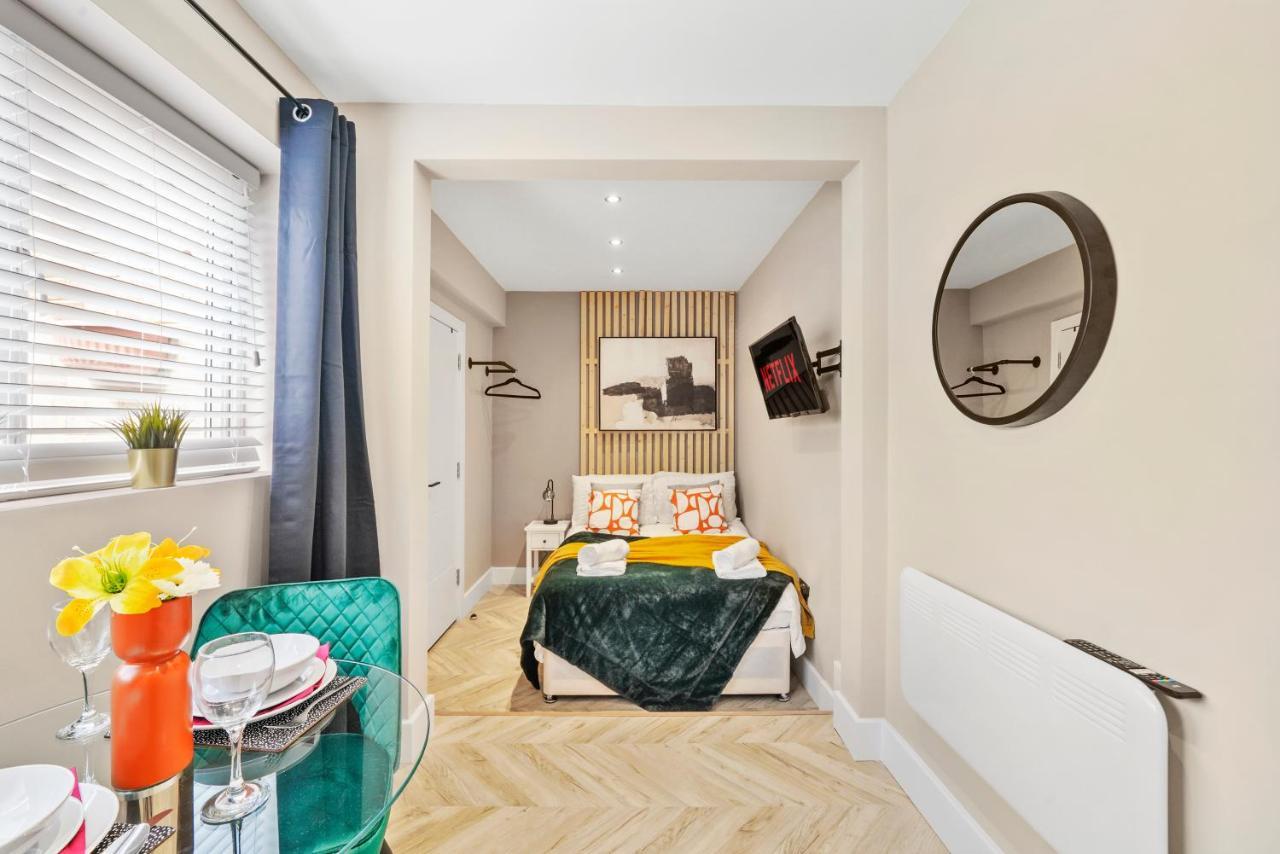 Cosy Heathrow Studios - Parking - Garden Лондон Екстер'єр фото