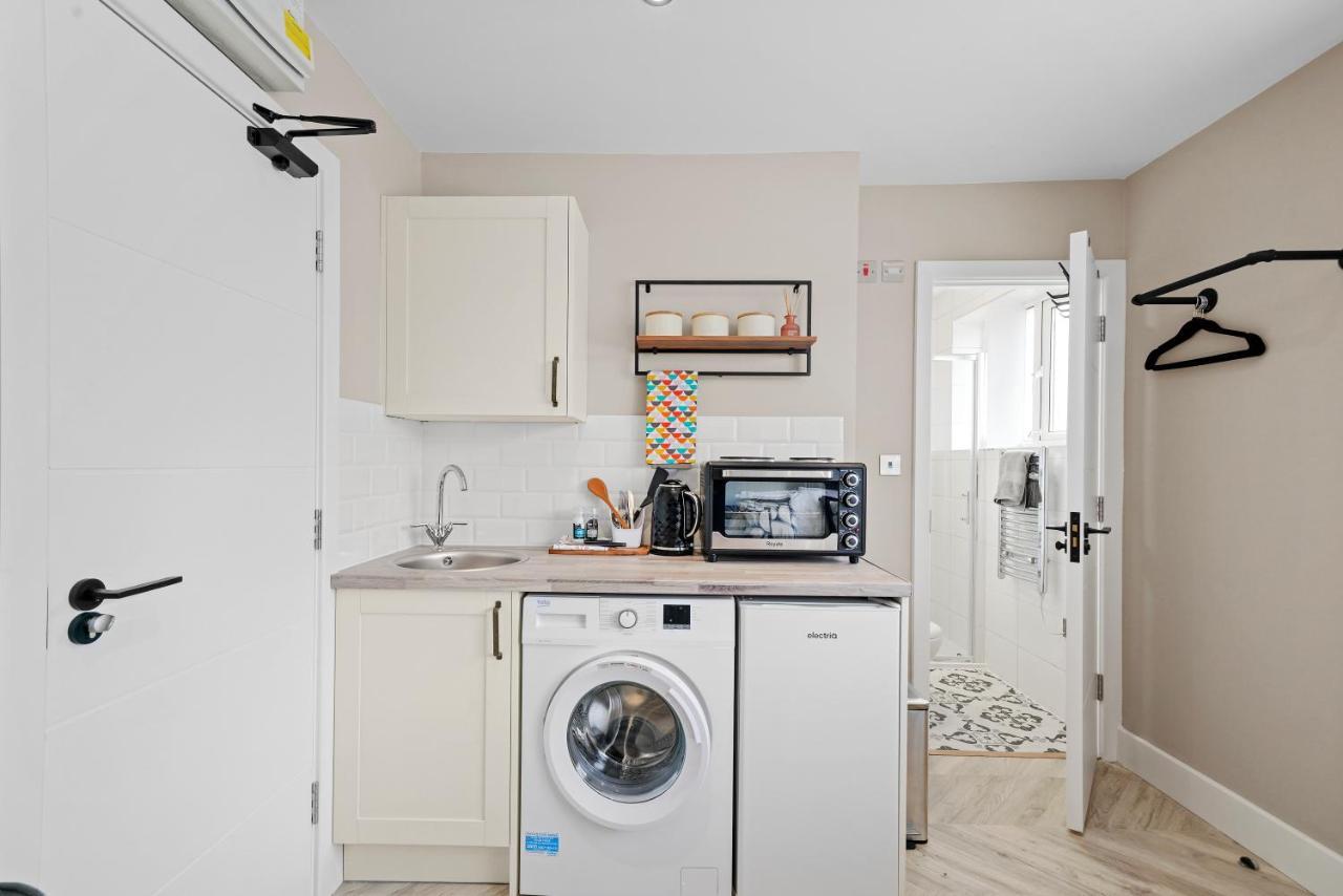 Cosy Heathrow Studios - Parking - Garden Лондон Екстер'єр фото