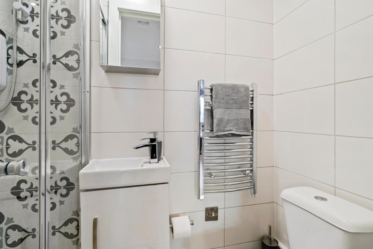 Cosy Heathrow Studios - Parking - Garden Лондон Екстер'єр фото