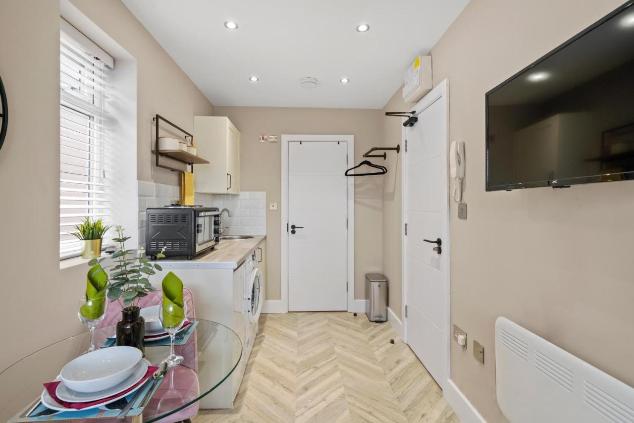 Cosy Heathrow Studios - Parking - Garden Лондон Екстер'єр фото