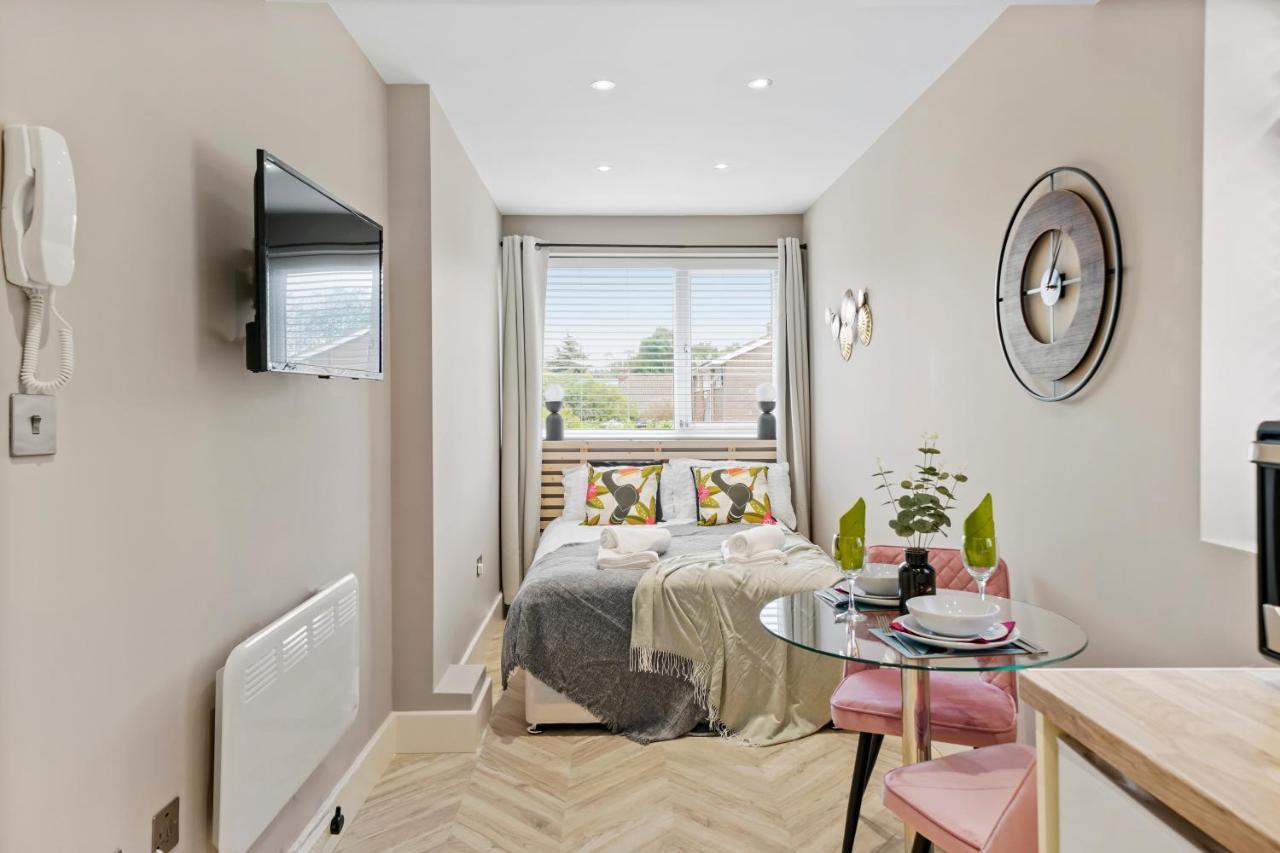 Cosy Heathrow Studios - Parking - Garden Лондон Екстер'єр фото
