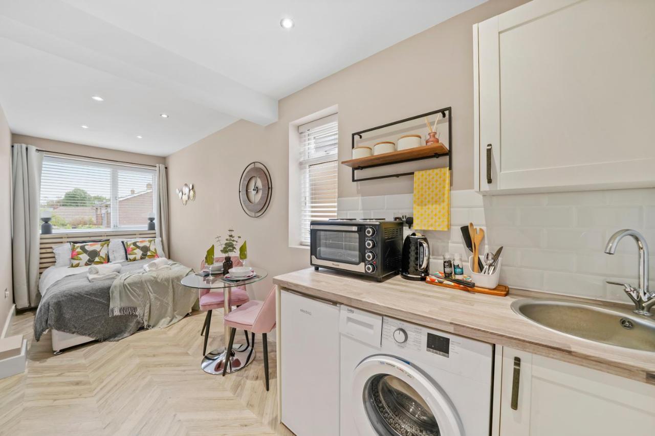 Cosy Heathrow Studios - Parking - Garden Лондон Екстер'єр фото