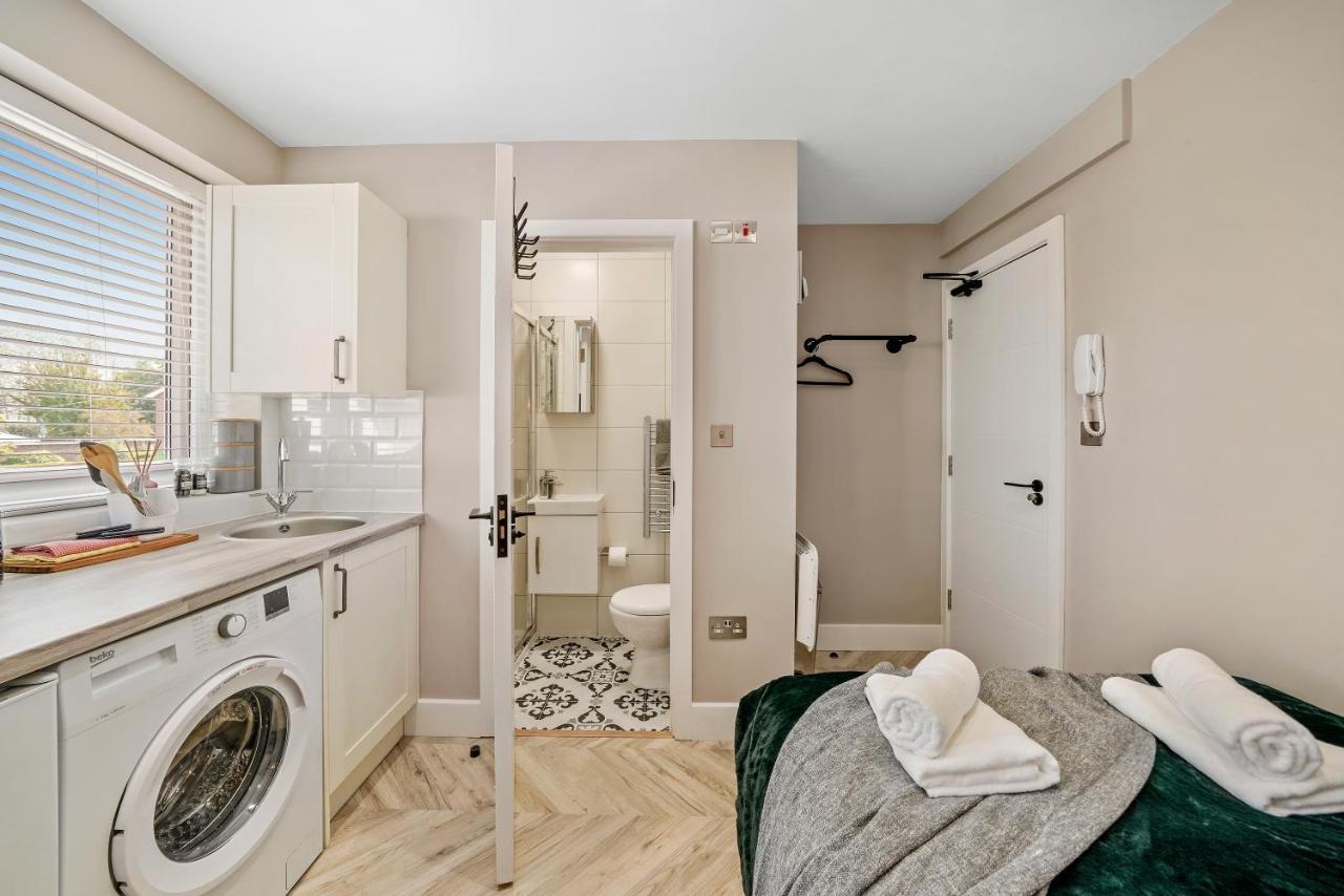 Cosy Heathrow Studios - Parking - Garden Лондон Екстер'єр фото