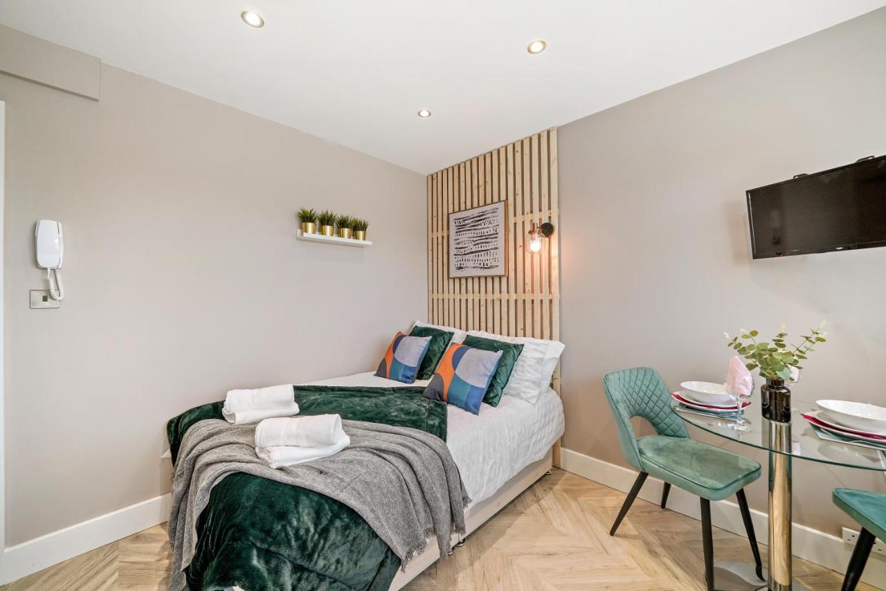 Cosy Heathrow Studios - Parking - Garden Лондон Екстер'єр фото