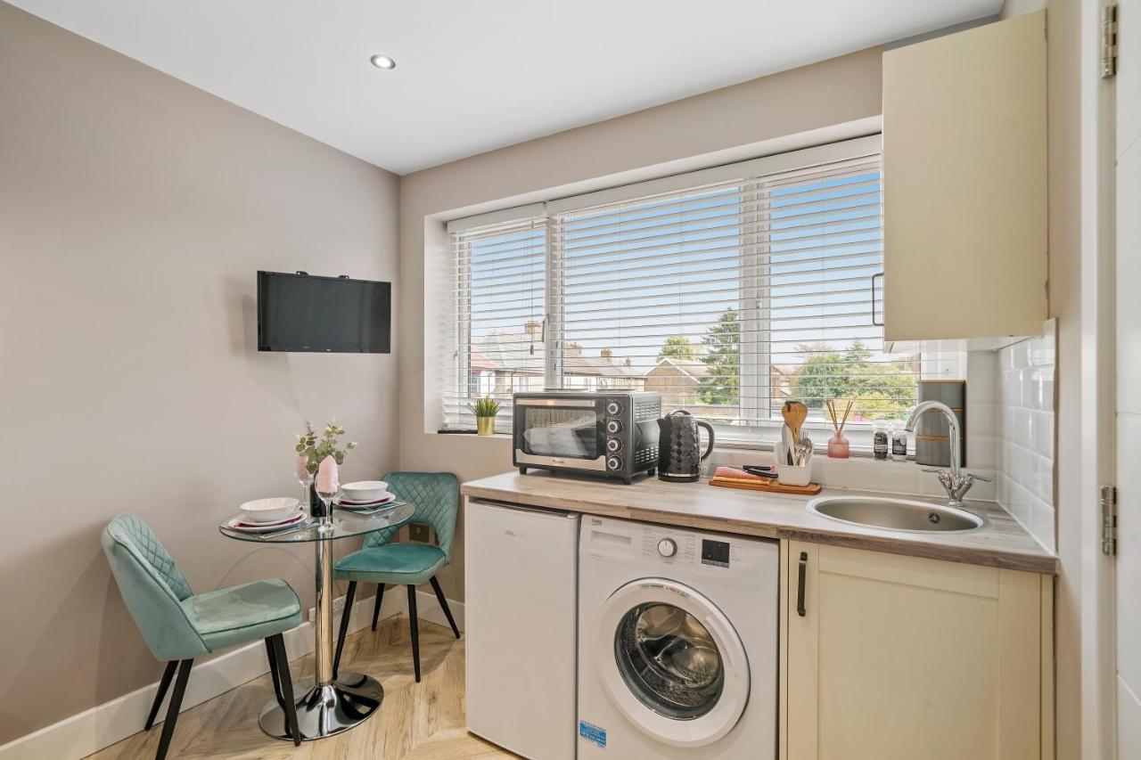 Cosy Heathrow Studios - Parking - Garden Лондон Екстер'єр фото
