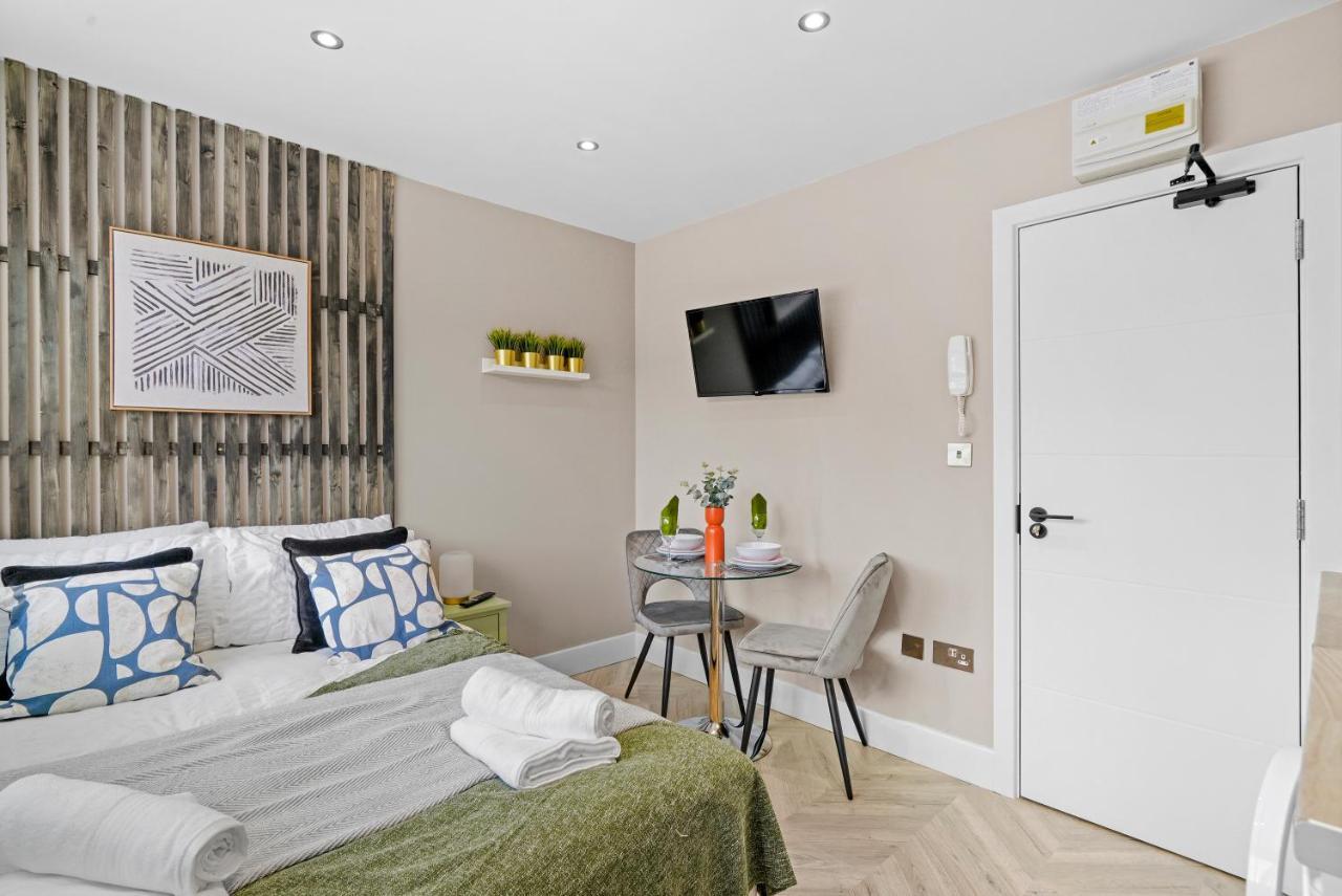 Cosy Heathrow Studios - Parking - Garden Лондон Екстер'єр фото