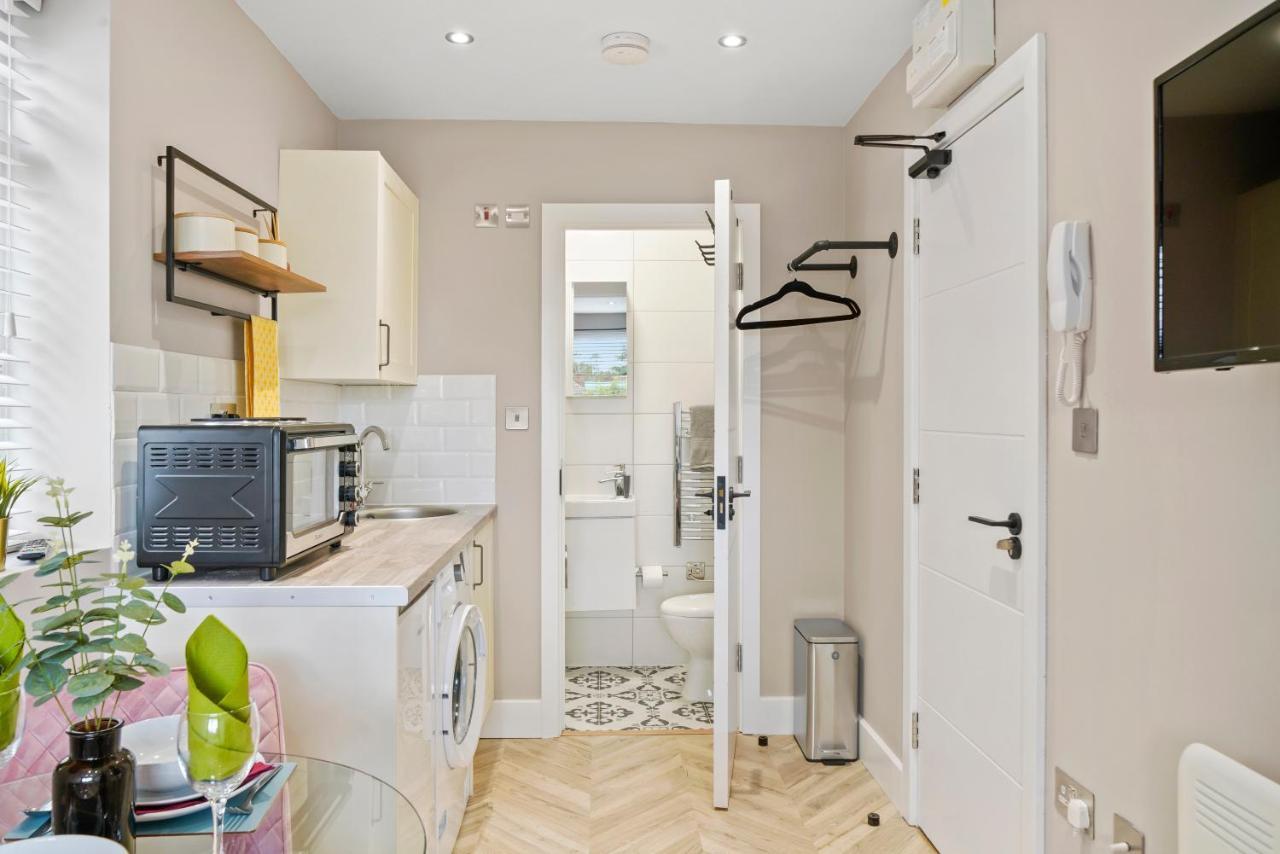 Cosy Heathrow Studios - Parking - Garden Лондон Екстер'єр фото