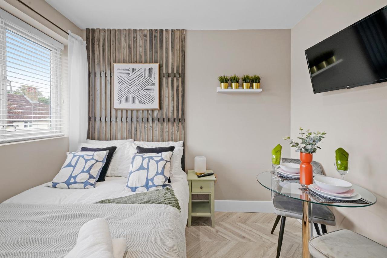Cosy Heathrow Studios - Parking - Garden Лондон Екстер'єр фото