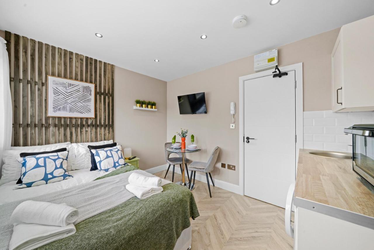 Cosy Heathrow Studios - Parking - Garden Лондон Екстер'єр фото