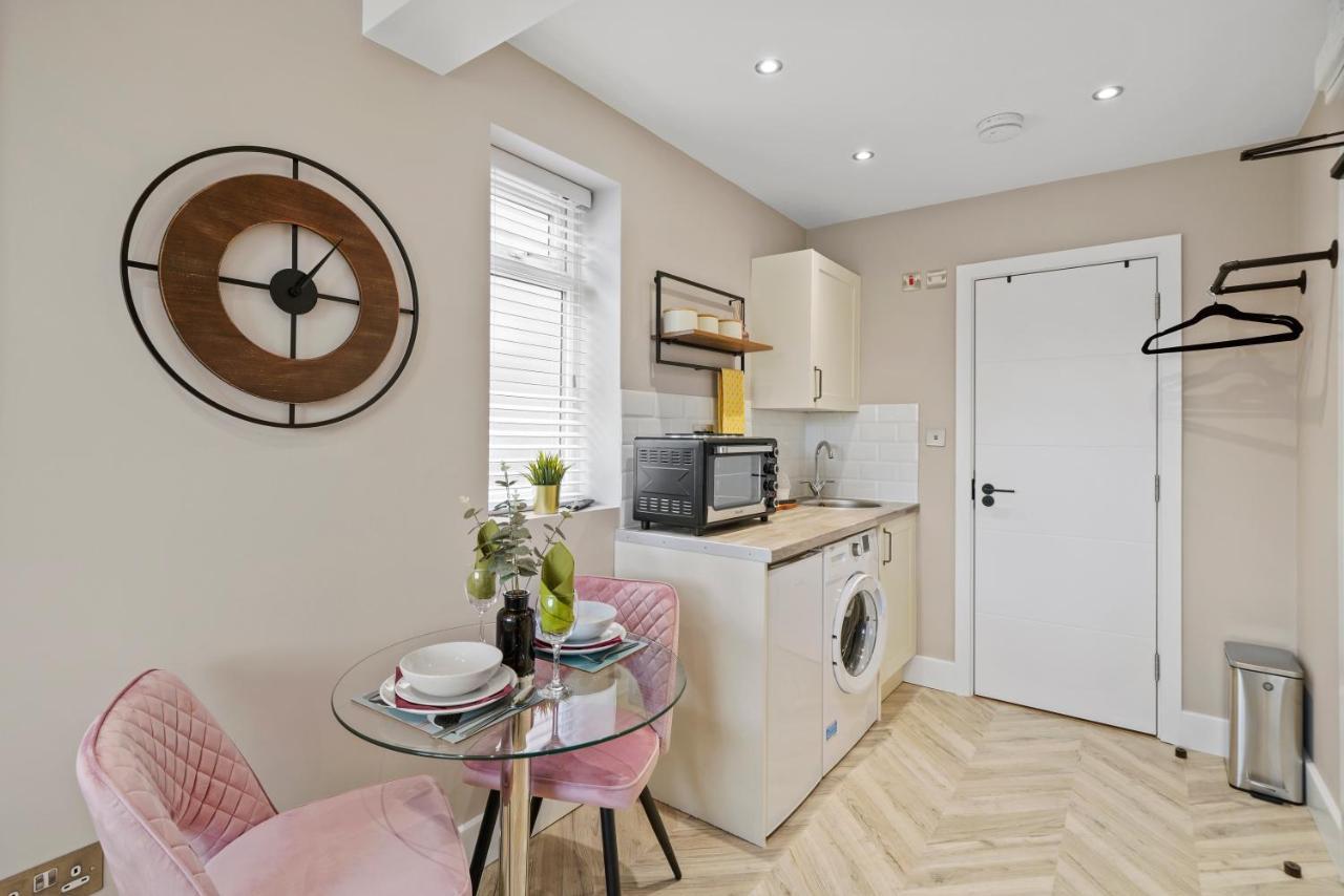 Cosy Heathrow Studios - Parking - Garden Лондон Екстер'єр фото