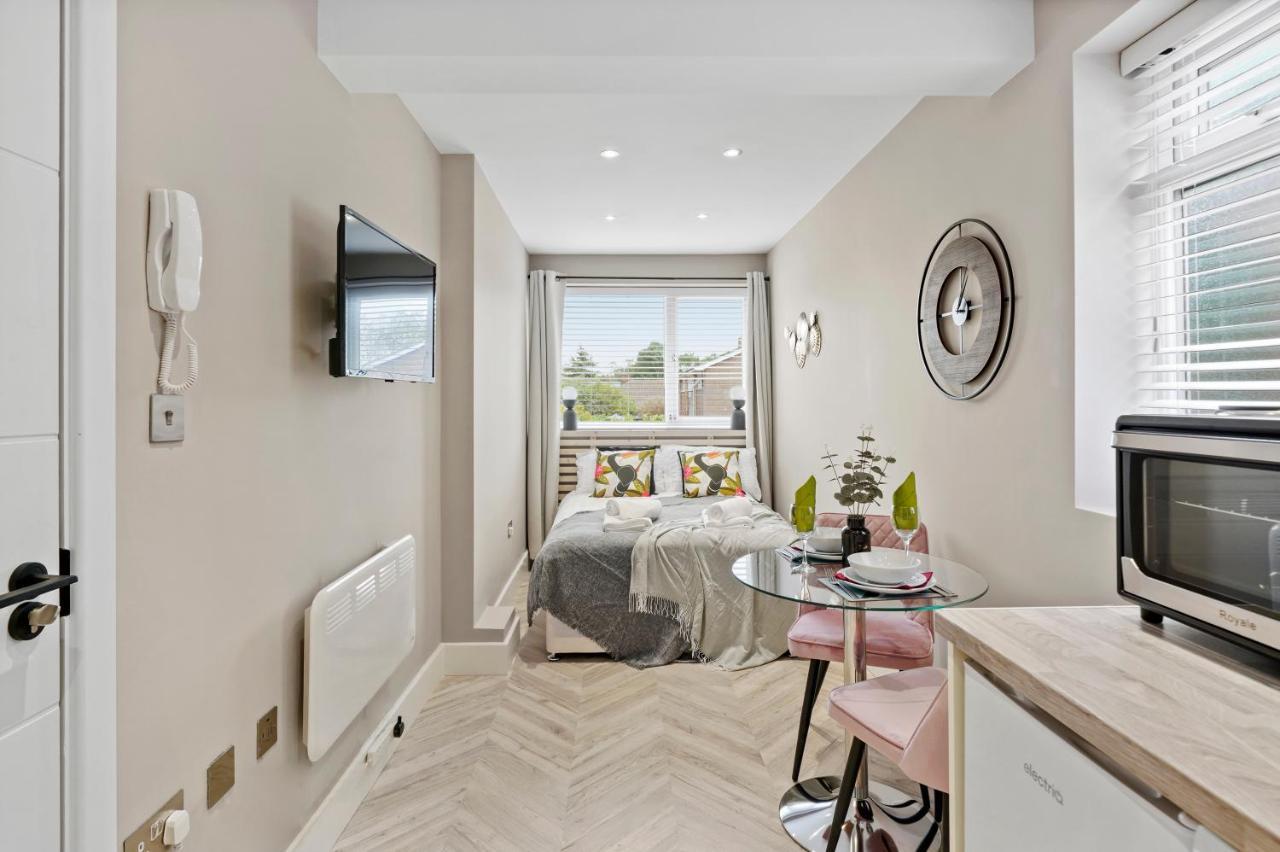 Cosy Heathrow Studios - Parking - Garden Лондон Екстер'єр фото